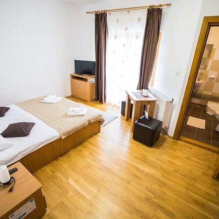 Pensiunea Codruta Cărpinişu Esterno foto